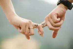couples-counselling-Ontario-hands-fingers-intwined